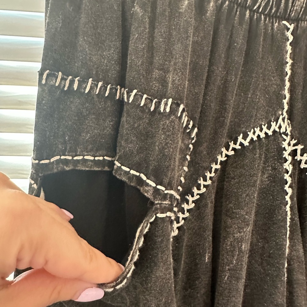 90s Vintage Black Stitched Flowy Skirt with POCKETS - Picture 4 of 4